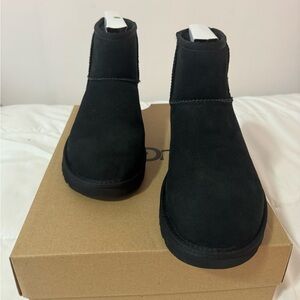 BRAND NEW UGG BOOTS. Kids size 7. Fits a women’s 8.